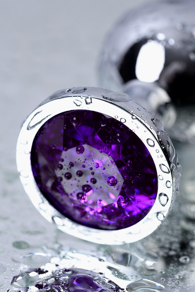 Анальная пробка из металла, серебристая, с круглым фиолетовым стразом, арт. 21.841